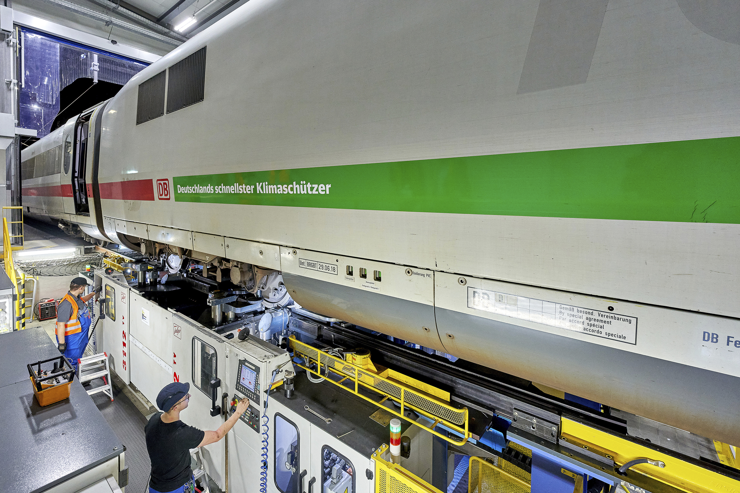 Irregularities on the steel wheels are smoothed out on the gigantic underfloor wheelset lathe.