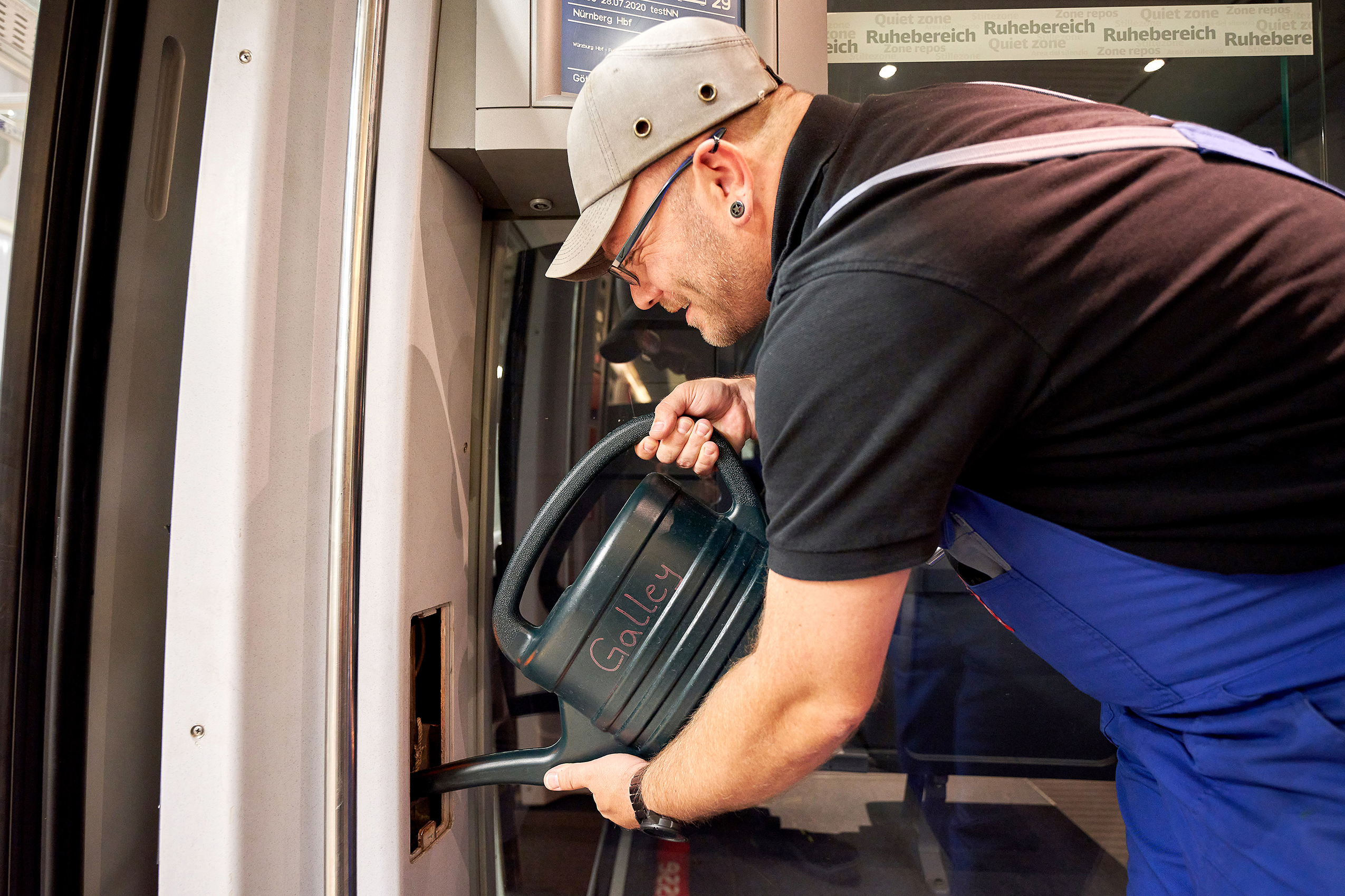 Good visibility for ICE train drivers: Marcel Rickmann quickly tops off the windshield washer fluid.