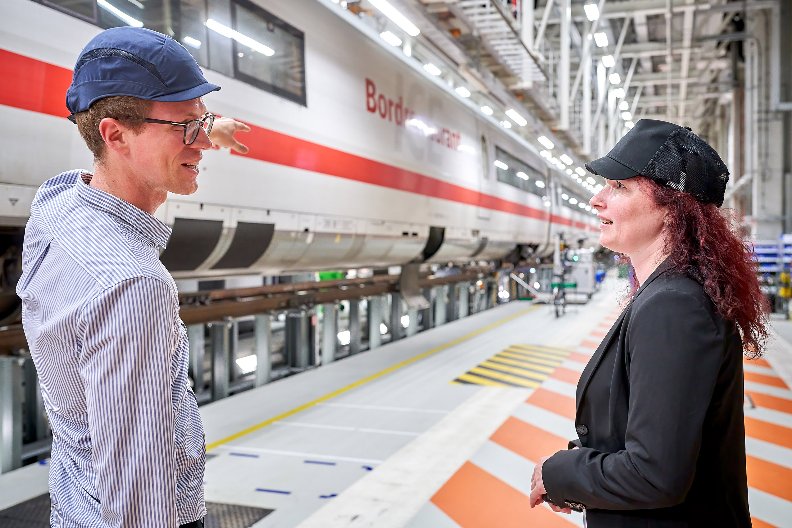 Consultation: Sonja Askew studied engineering after training as a mechatronics specialist. She values expert discussion, here with the assistant of the site’s manager David Urbild.