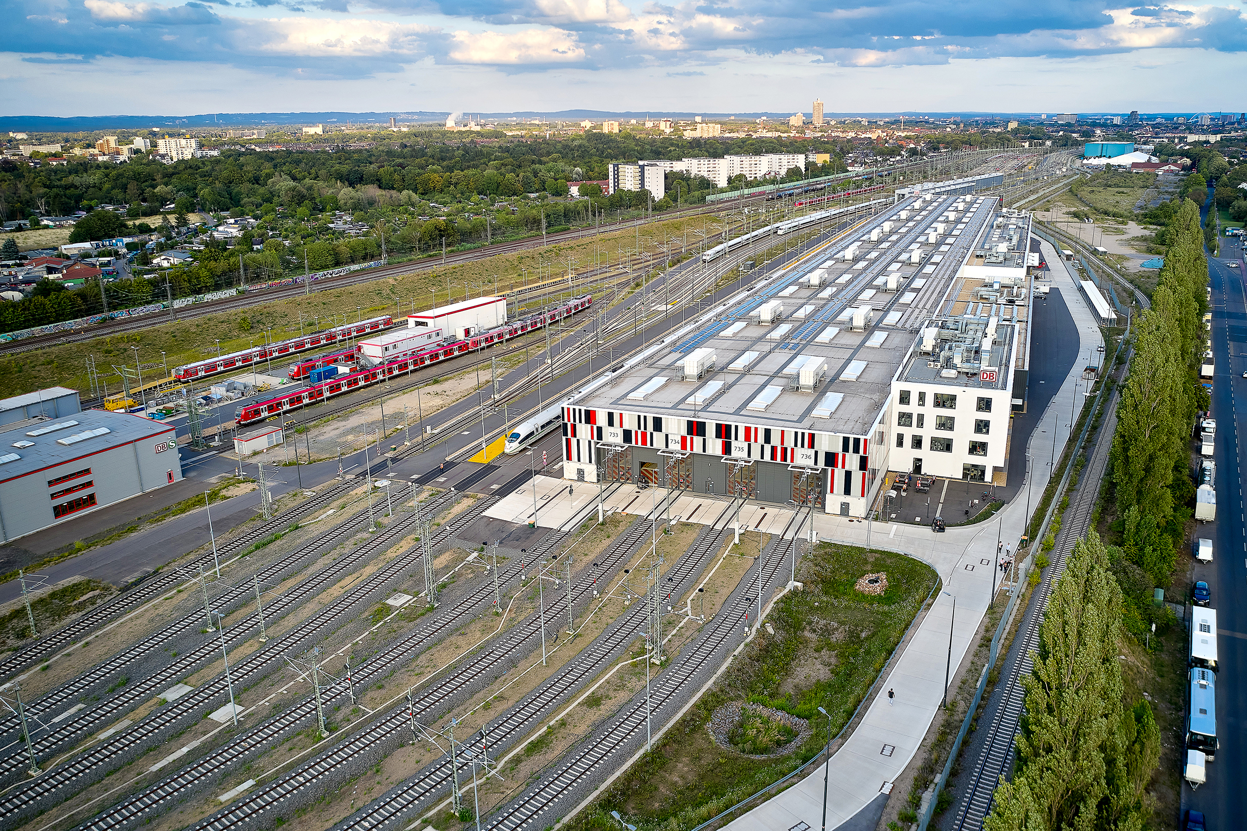 The hall is 410 meters long and has four tracks. With two ICE trains on each track, it has a capacity of eight.