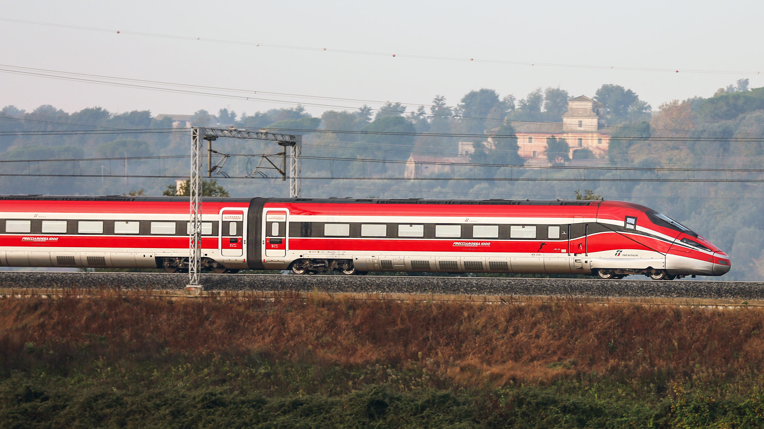 In addition to control and safety technology, the Hitachi Rail portfolio includes high-performance trains such as the ETR 1000. It is already in use in Italy, France and Spain. The Italian company Trenitalia plans to run the ETR 1000 to Munich in 2026 and to Berlin from 2027.