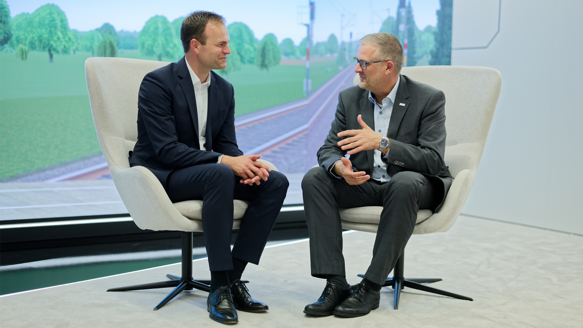Markus Fritz in conversation with Simon Braun, Partner at Porsche Consulting. To secure the future of rail in Germany, the right competencies, responsiveness, a high degree of standardization, and the efficient use of digital solutions are required. 