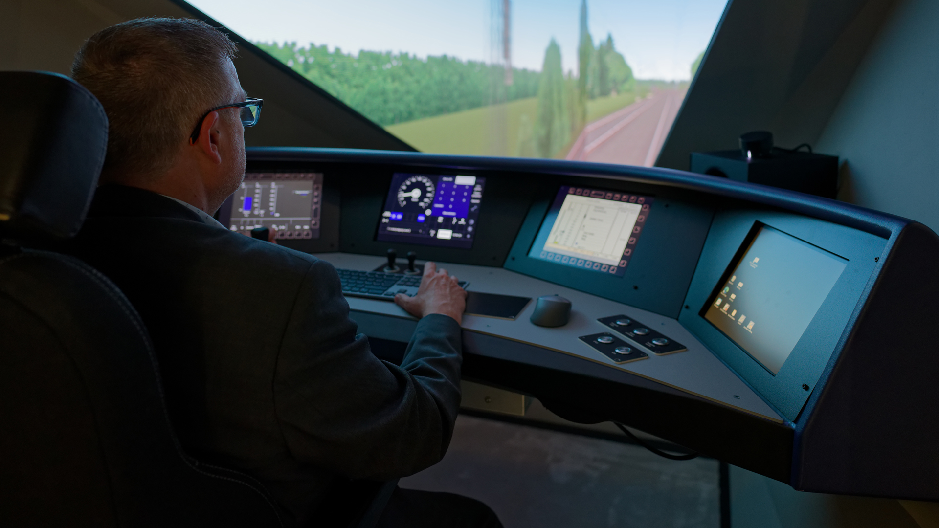 Markus Fritz at the helm of the “Railbot” simulator. Things could look different in the future: With the modern ATO and RTO technology, trains can operate completely autonomously and no longer require a driver.