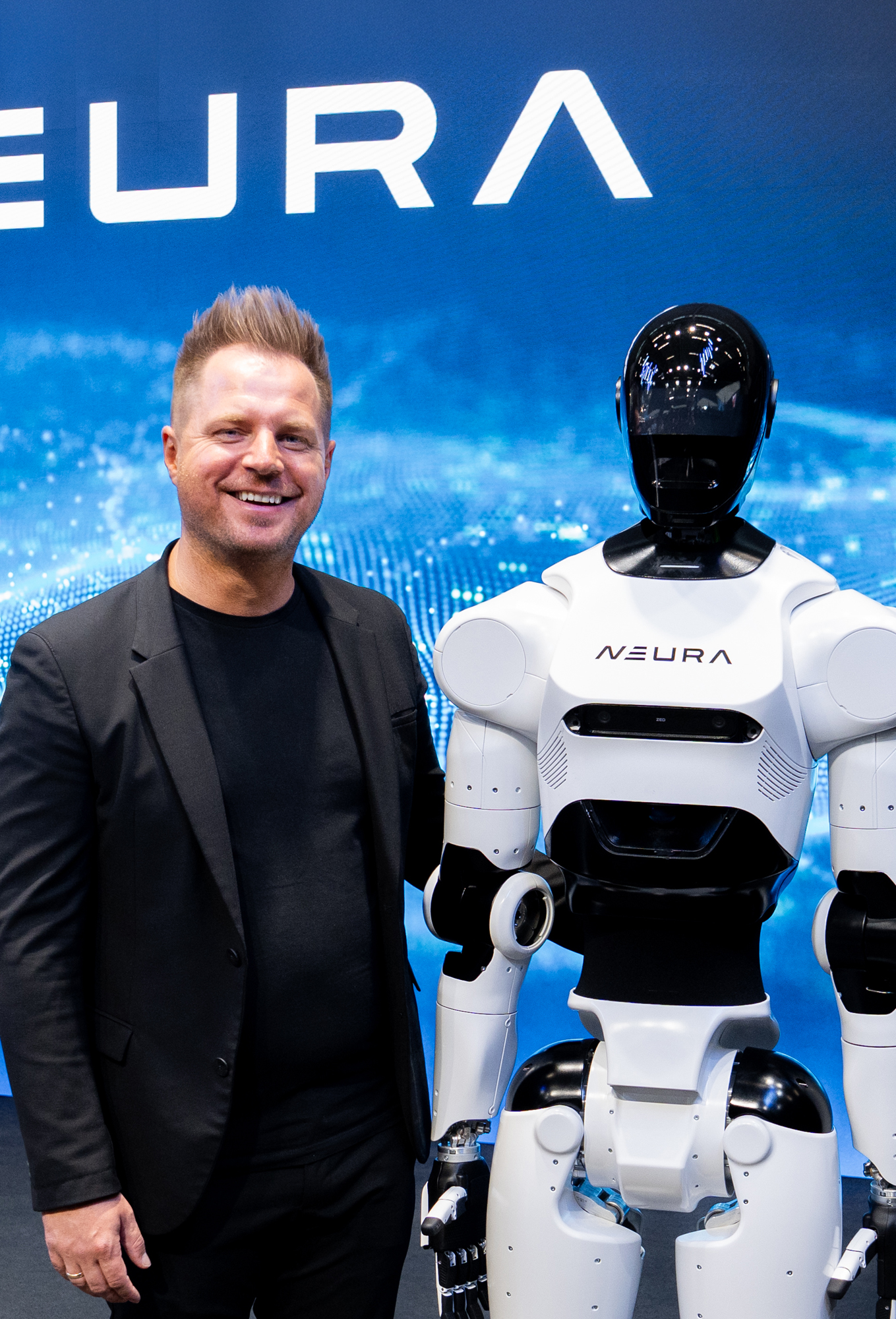 His latest masterpiece: Neura founder David Reger with his sophisticated robot, 4NE1. The abbreviation stands for the universal purpose: “For Anyone”. Neura is referring to complex industrial work processes as well as support in the home or care sector.