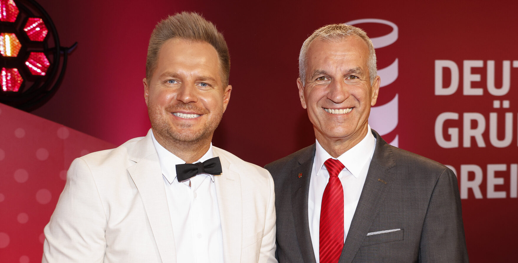Presenter Albrecht Reimold (right), Porsche Board Member for Production and Logistics, praised David Reger at the German Founder Award 2025 in Berlin: “We have bright minds who are developing new business ideas to move Germany forward.”