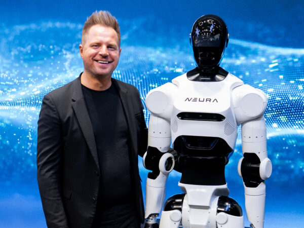 Sein aktuelles Meisterstück: Neura-Gründer David Reger mit seinem feinsinnigen Roboter 4NE1. Das Kürzel steht für den universellen Einsatzzweck: „For Anyone“. Neura meint damit komplexe industrielle Arbeitsabläufe genauso wie Unterstützung in Haushalt oder Pflege.