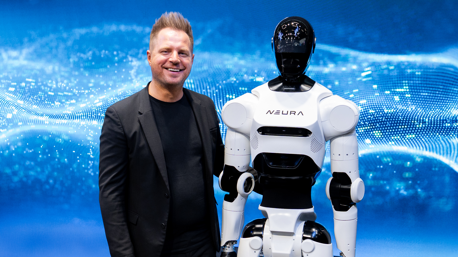 His latest masterpiece: Neura founder David Reger with his sophisticated robot, 4NE1. The abbreviation stands for the universal purpose: “For Anyone”. Neura is referring to complex industrial work processes as well as support in the home or care sector.
