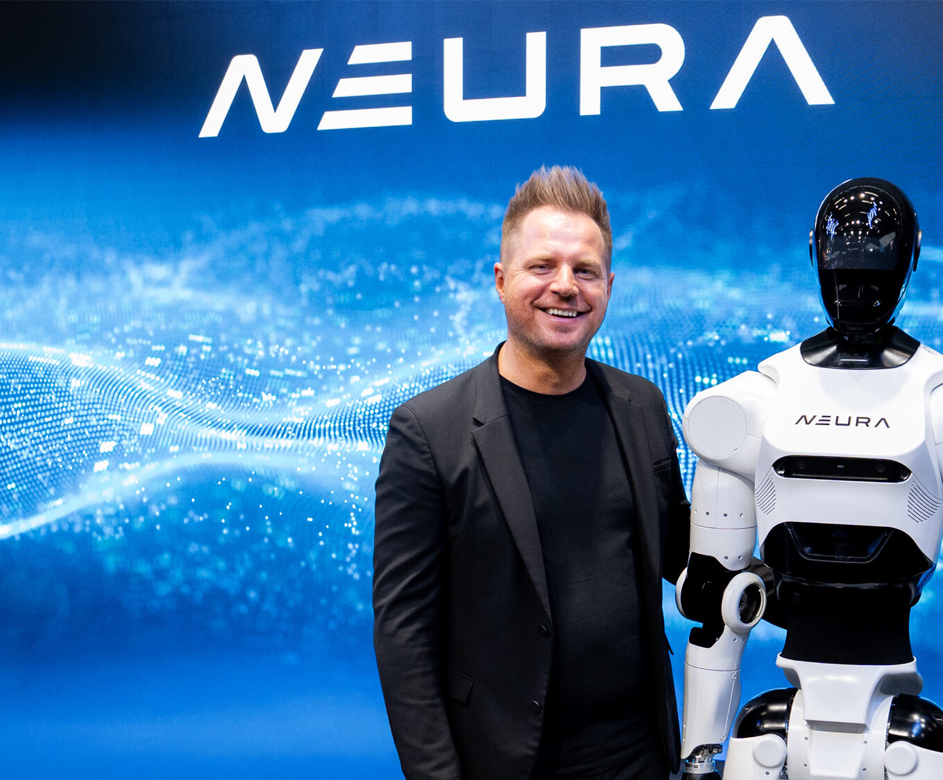 His latest masterpiece: Neura founder David Reger with his sophisticated robot, 4NE1. The abbreviation stands for the universal purpose: “For Anyone”. Neura is referring to complex industrial work processes as well as support in the home or care sector.