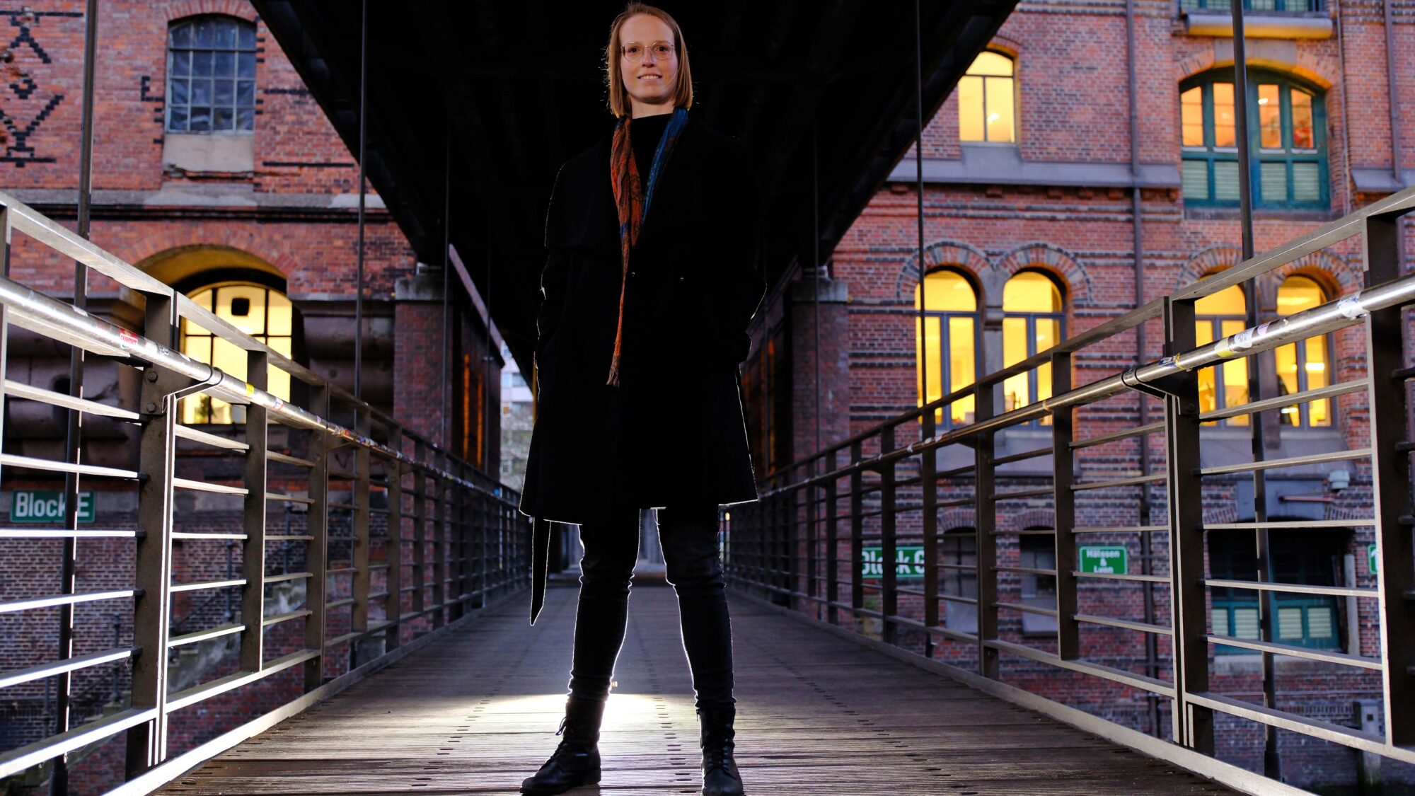 Dr. Dana Ruiter stammt aus Norddeutschland und gehört dem Hamburger Büro von Porsche Consulting an. Zum Fototermin besuchte sie die historische Speicherstadt im Hamburger Hafen – dem drittgrößten Seehafen Europas. Die ehemaligen Lagerhäuser sind UNESCO-Weltkulturerbe.