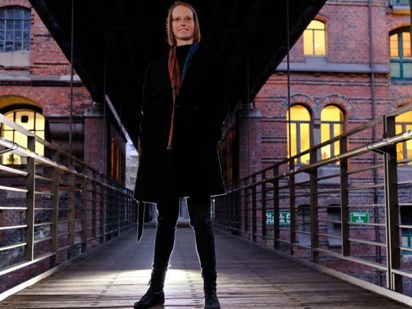 Dr. Dana Ruiter stammt aus Norddeutschland und gehört dem Hamburger Büro von Porsche Consulting an. Zum Fototermin besuchte sie die historische Speicherstadt im Hamburger Hafen – dem drittgrößten Seehafen Europas. Die ehemaligen Lagerhäuser sind UNESCO-Weltkulturerbe.