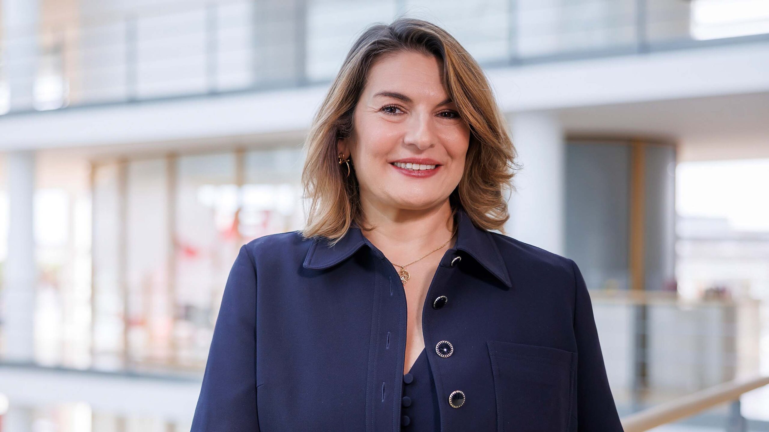 Sylvie Nicol legt viel Wert auf Sichtbarkeit und Transparenz. In ihrer Doppelrolle als Vorständin für Personal und Nachhaltigkeit möchte sie alle Mitarbeitenden erreichen und stets im Dialog bleiben.