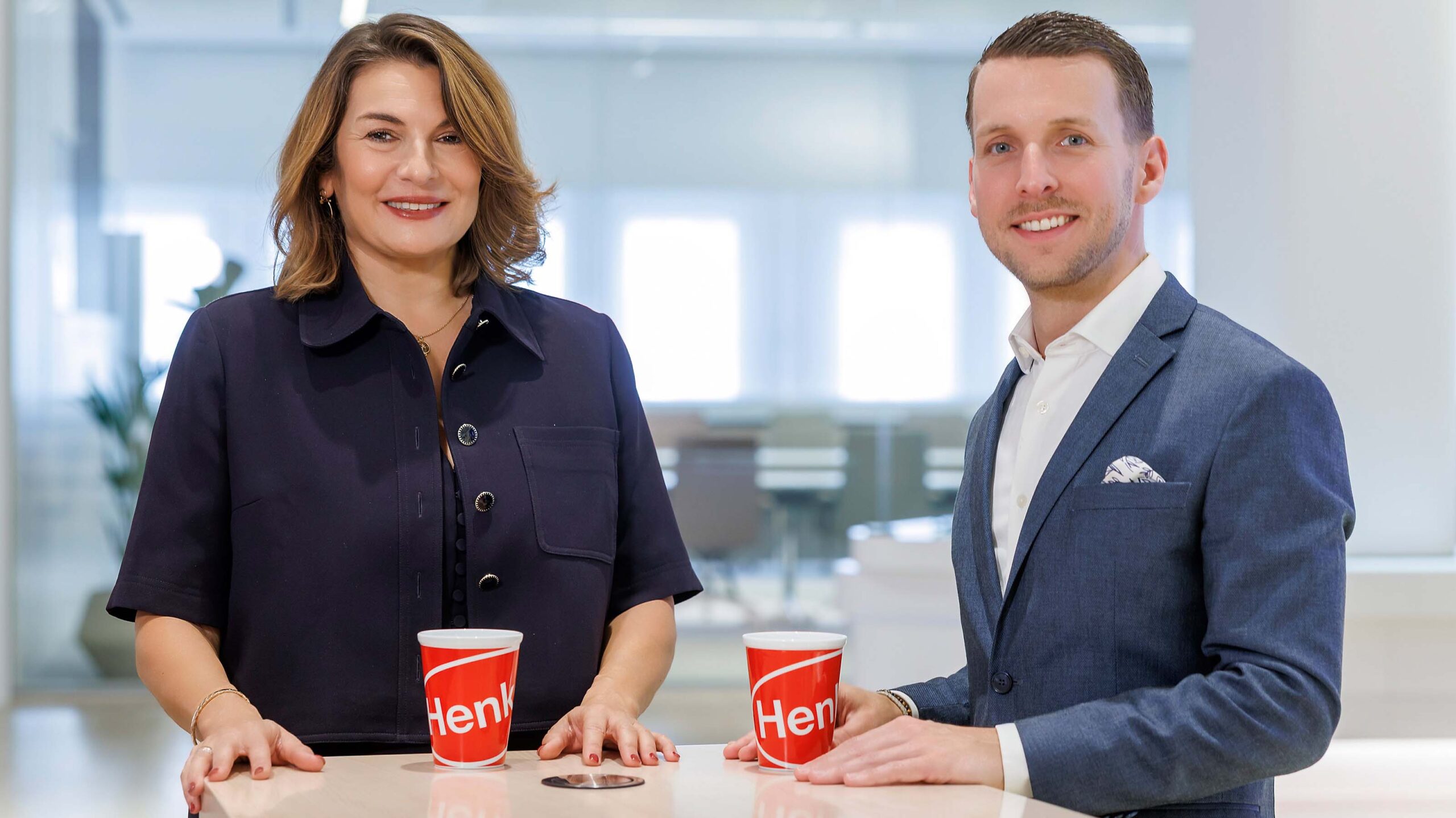 Vorständin Sylvie Nicol mit Dr. Tim Dereymaeker. Der Associate Partner bei Porsche Consulting lebt in Düsseldorf – sozusagen als Nachbar von Henkel, einem der bedeutendsten Arbeitgeber der Stadt.