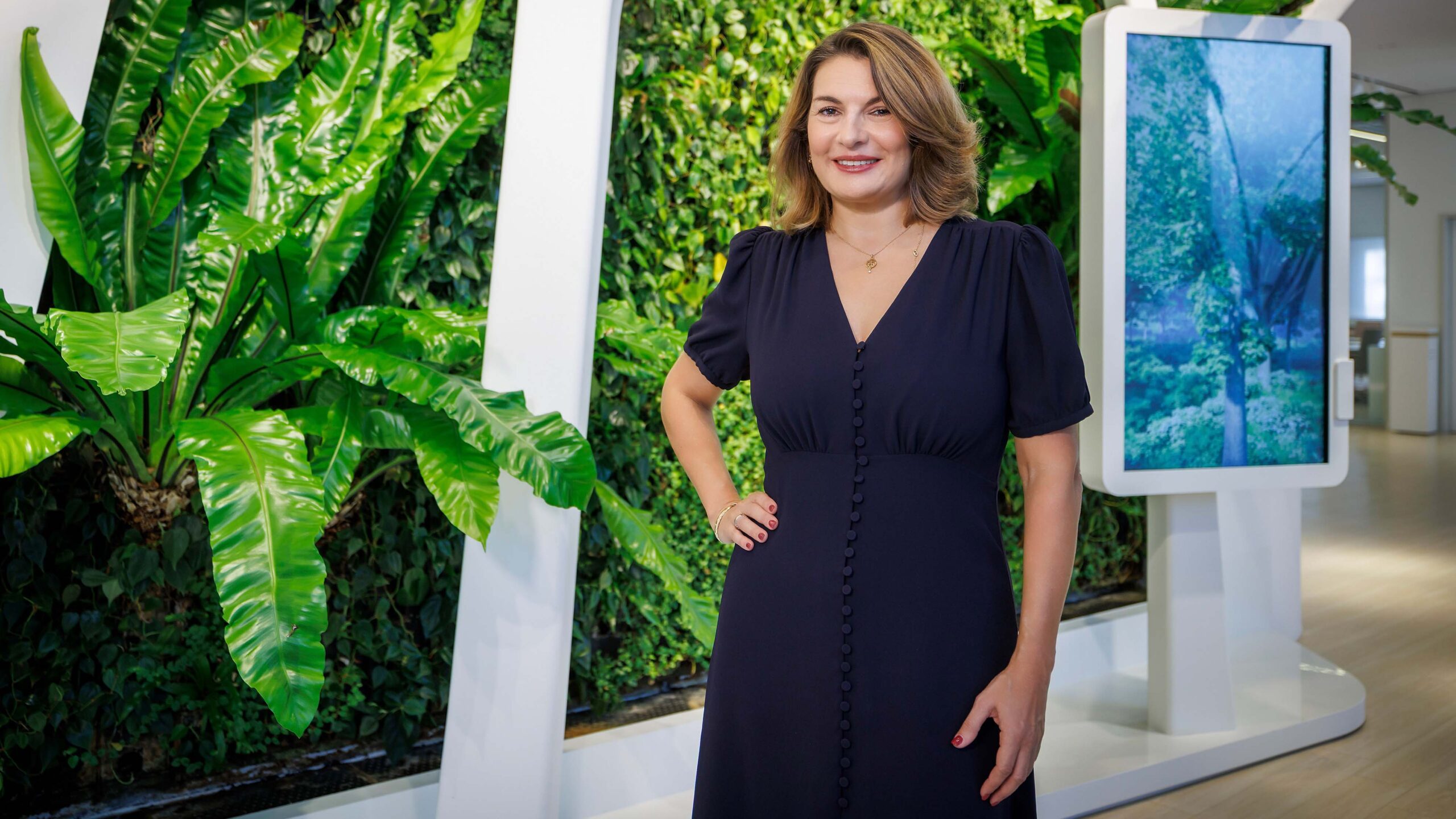 Auch eine lebende grüne Wand gehört zum ganz in Weiß gehaltenen Customer Experience Center. Nachhaltigkeit wird bei Henkel eng verknüpft mit dem Unternehmenszweck: „Pioneers at Heart for the Good of Generations“.