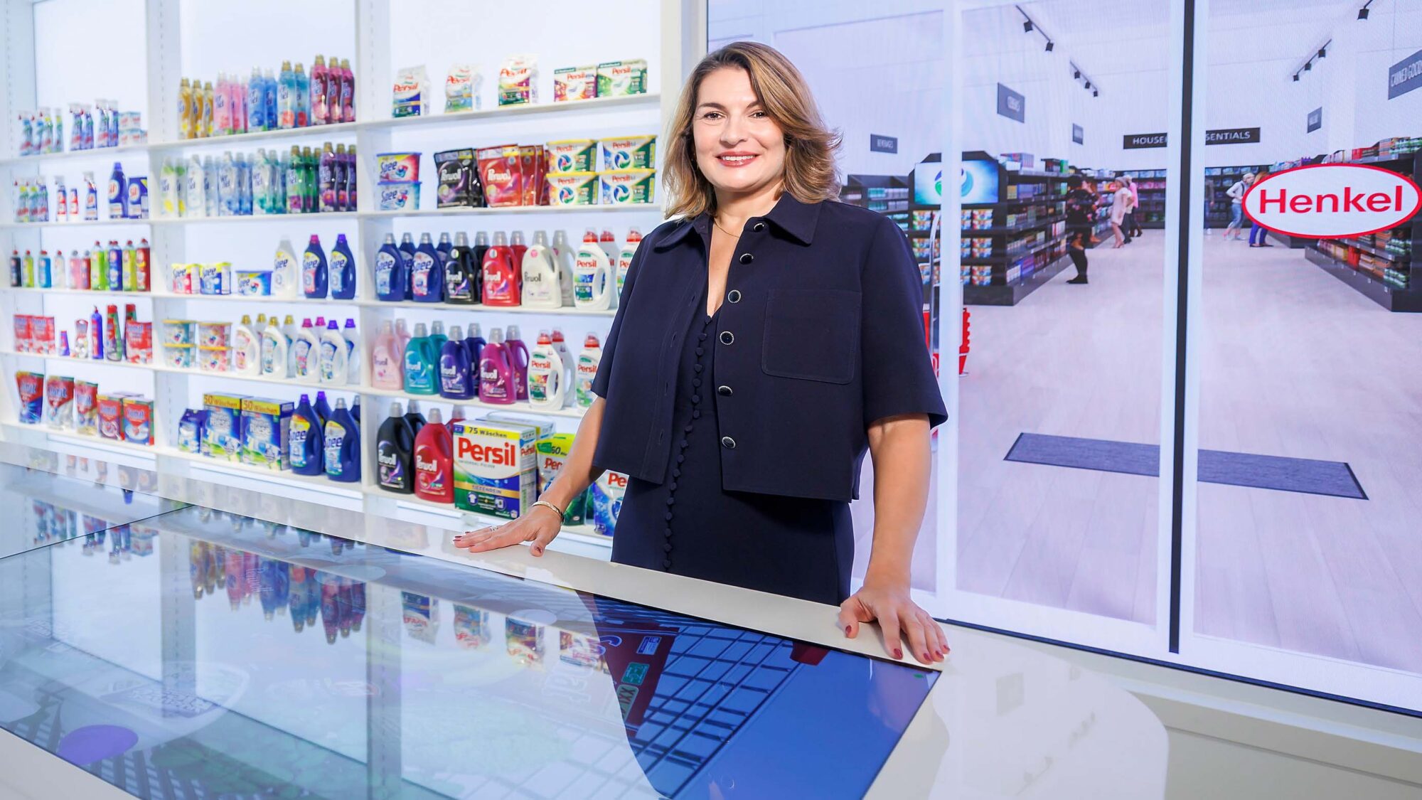 Vorständin Sylvie Nicol im Customer Experience Center Laundry & Home Care, Düsseldorf. An 14 interaktiven Stationen, verteilt auf 700 Quadratmeter, präsentiert Henkel seinen Kunden Innovationen. Und ein Duftkino erweckt bei Gästen sofort Assoziationen mit frisch gewaschener Wäsche.