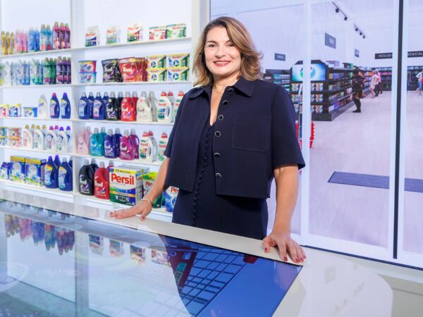 Vorständin Sylvie Nicol im Customer Experience Center Laundry & Home Care, Düsseldorf. An 14 interaktiven Stationen, verteilt auf 700 Quadratmeter, präsentiert Henkel seinen Kunden Innovationen. Und ein Duftkino erweckt bei Gästen sofort Assoziationen mit frisch gewaschener Wäsche.