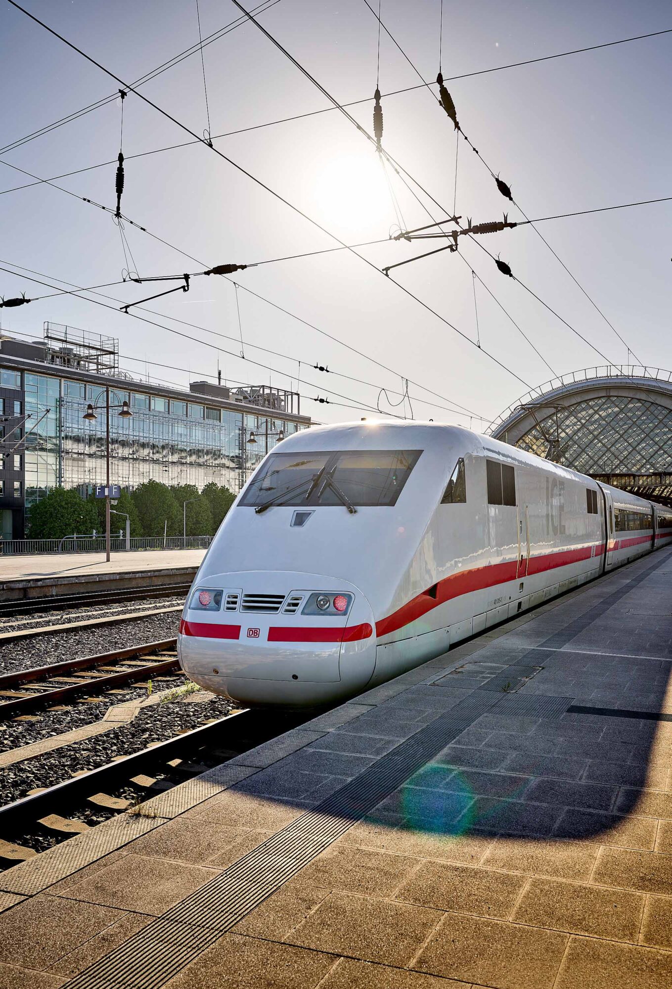 Die Nation braucht die Deutsche Bahn und ihre nahezu flächendeckende Infrastruktur: Der Schienenverkehr bildet das Rückgrat der Mobilität beim Transport von Personen und Gütern. Er ist von hoher klimapolitischer Bedeutung, zugleich kämpft er mit strukturellen Anforderungen.