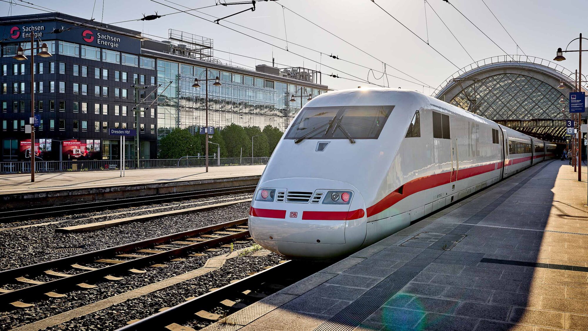 Die Nation braucht die Deutsche Bahn und ihre nahezu flächendeckende Infrastruktur: Der Schienenverkehr bildet das Rückgrat der Mobilität beim Transport von Personen und Gütern. Er ist von hoher klimapolitischer Bedeutung, zugleich kämpft er mit strukturellen Anforderungen.