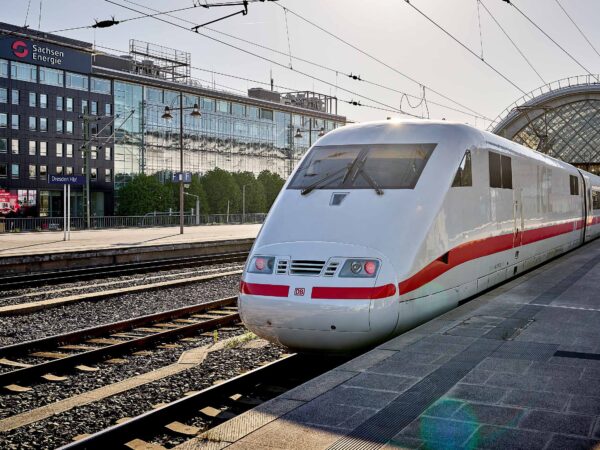 Die Nation braucht die Deutsche Bahn und ihre nahezu flächendeckende Infrastruktur: Der Schienenverkehr bildet das Rückgrat der Mobilität beim Transport von Personen und Gütern. Er ist von hoher klimapolitischer Bedeutung, zugleich kämpft er mit strukturellen Anforderungen.