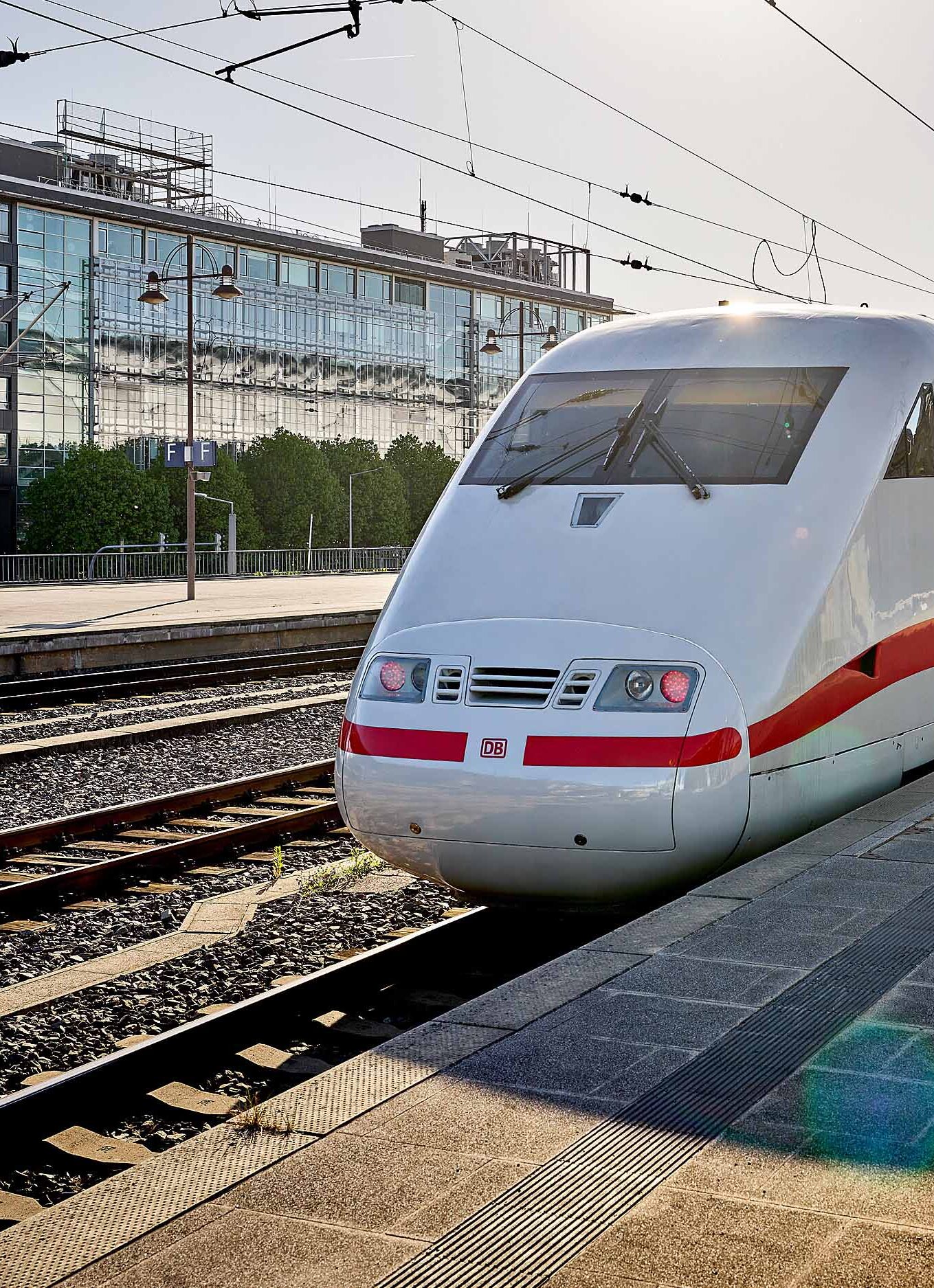 Die Nation braucht die Deutsche Bahn und ihre nahezu flächendeckende Infrastruktur: Der Schienenverkehr bildet das Rückgrat der Mobilität beim Transport von Personen und Gütern. Er ist von hoher klimapolitischer Bedeutung, zugleich kämpft er mit strukturellen Anforderungen.